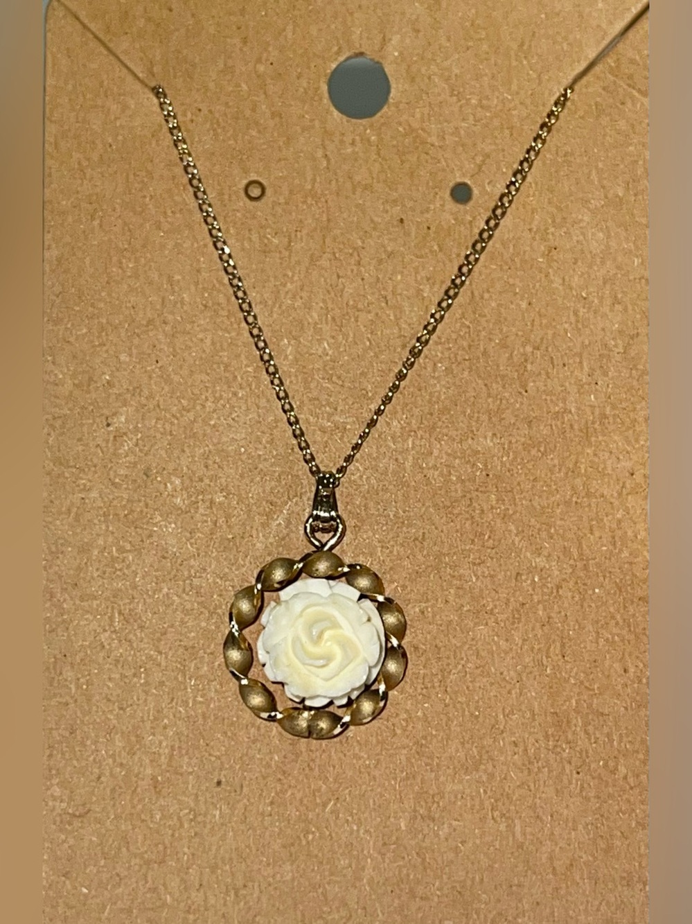 Vintage Gold tone & Cream Porcelain Rose Pendant Necklace - Excellent Condition